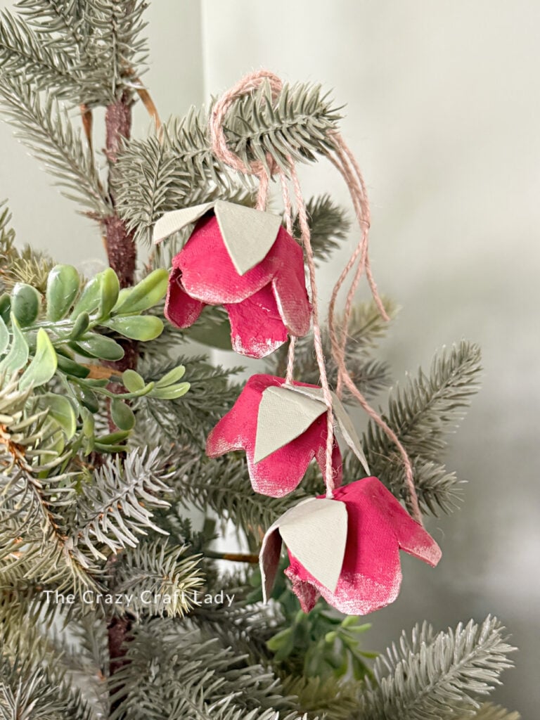 DIY eierdoos poinsettia-ornamenten