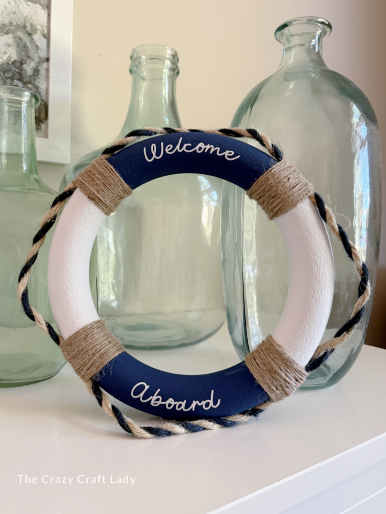 DIY marineblauwe en witte reddingskrans