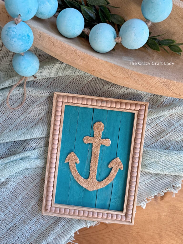 DIY-zandankerkunst op een blauwgroen achtergrond met latten